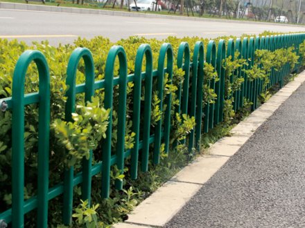 安誠護(hù)欄為您簡單介紹草坪護(hù)欄有哪些材料優(yōu)勢