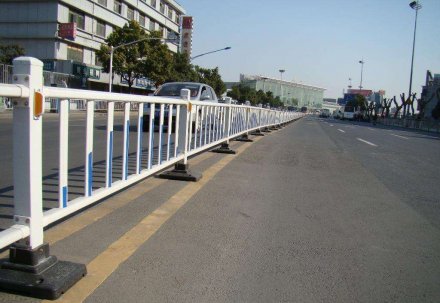 道路護欄定做廠家電話是多少